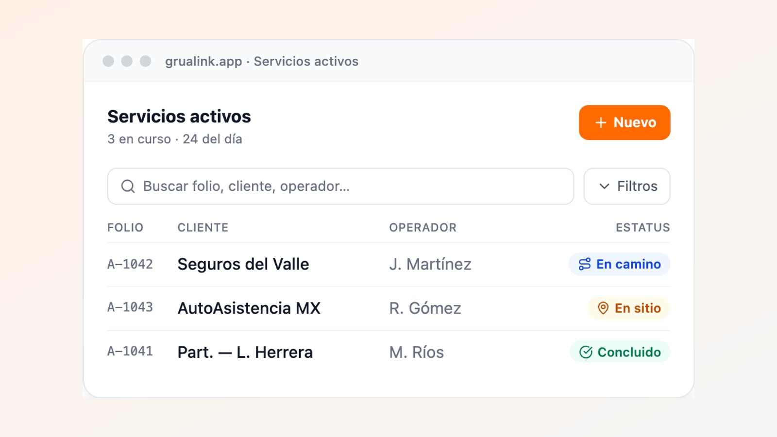 Pantalla de servicios activos de un sistema para empresas de grúas con búsqueda, filtros y estatus por servicio